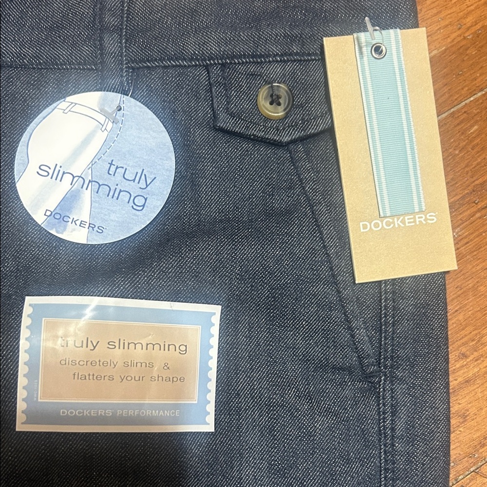 NWT⭐️DOCKERS Bermuda SHORTS Truly Slimming JAELYNN Dark Wash Size 10 - Picture 3 of 13